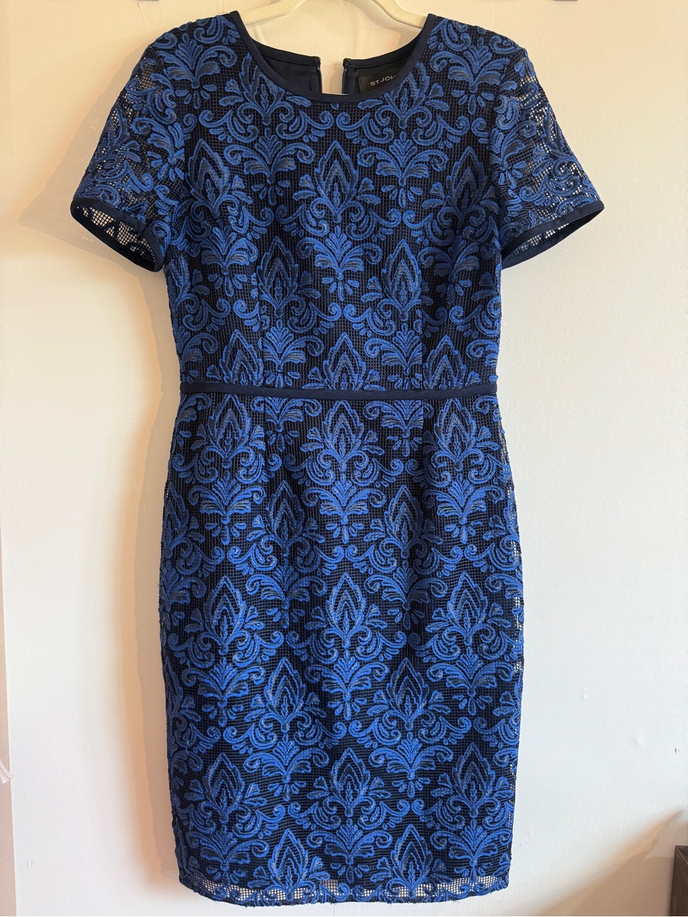 St. John Size 4 Blue Black Embroidered Lace Silk Lined Sheath Dress